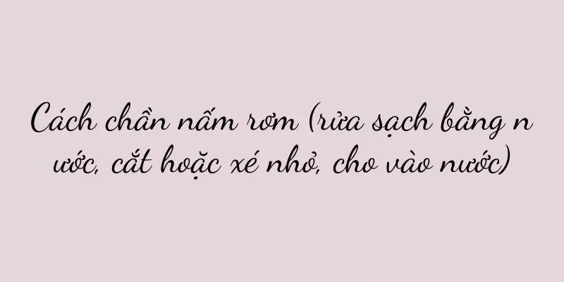 Cách chần nấm rơm (rửa sạch bằng nước, cắt hoặc xé nhỏ, cho vào nước)