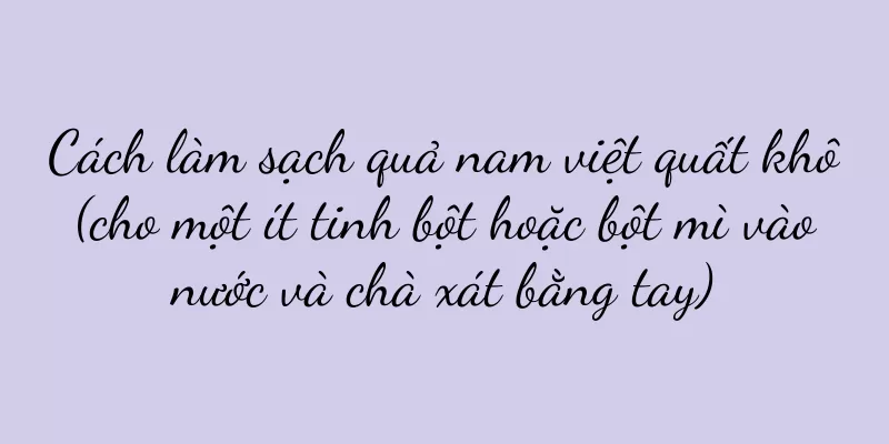 Cách làm sạch quả nam việt quất khô (cho một ít tinh bột hoặc bột mì vào nước và chà xát bằng tay)