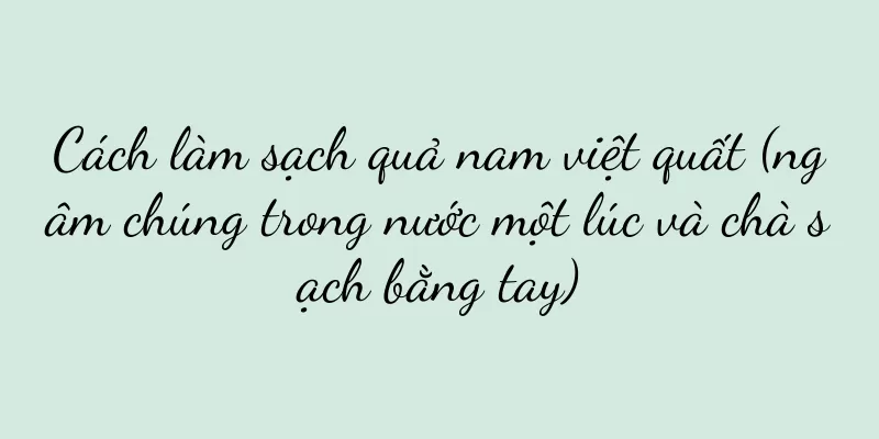 Cách làm sạch quả nam việt quất (ngâm chúng trong nước một lúc và chà sạch bằng tay)