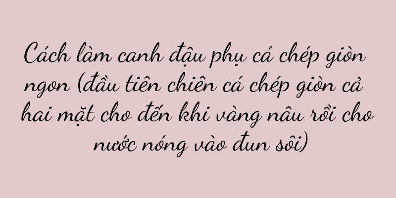 Cách làm canh đậu phụ cá chép giòn ngon (đầu tiên chiên cá chép giòn cả hai mặt cho đến khi vàng nâu rồi cho nước nóng vào đun sôi)