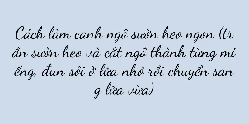 Cách làm canh ngô sườn heo ngon (trần sườn heo và cắt ngô thành từng miếng, đun sôi ở lửa nhỏ rồi chuyển sang lửa vừa)