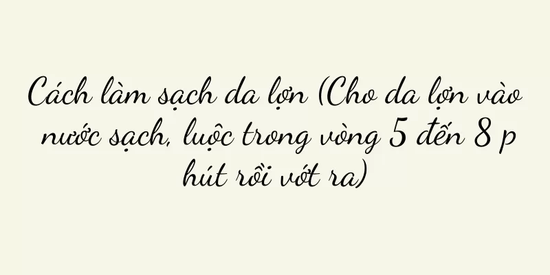 Cách làm sạch da lợn (Cho da lợn vào nước sạch, luộc trong vòng 5 đến 8 phút rồi vớt ra)