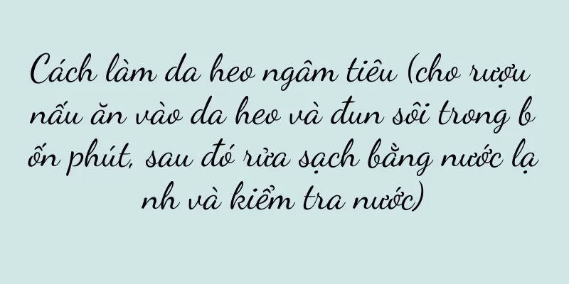 Cách làm da heo ngâm tiêu (cho rượu nấu ăn vào da heo và đun sôi trong bốn phút, sau đó rửa sạch bằng nước lạnh và kiểm tra nước)